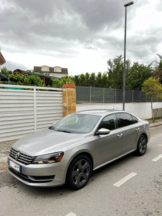 Louer une Volkswagen Passat de l'année 2013 à Tirana