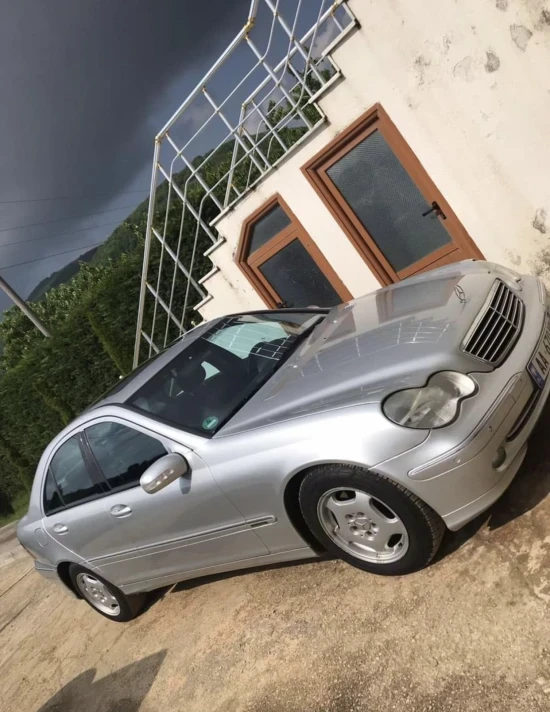 Noleggia una Mercedes-Benz C 220 dell'anno 2005 a Tirana