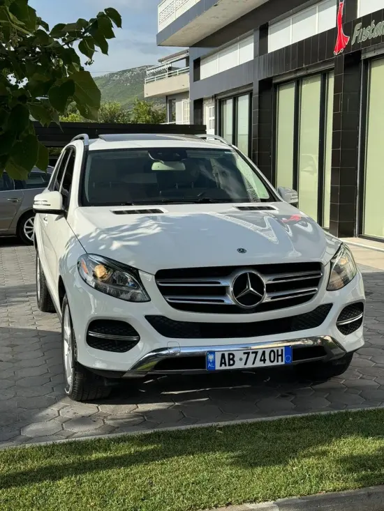 Louer une Mercedes-Benz GLE 350 de l'année 2017 à Tirana