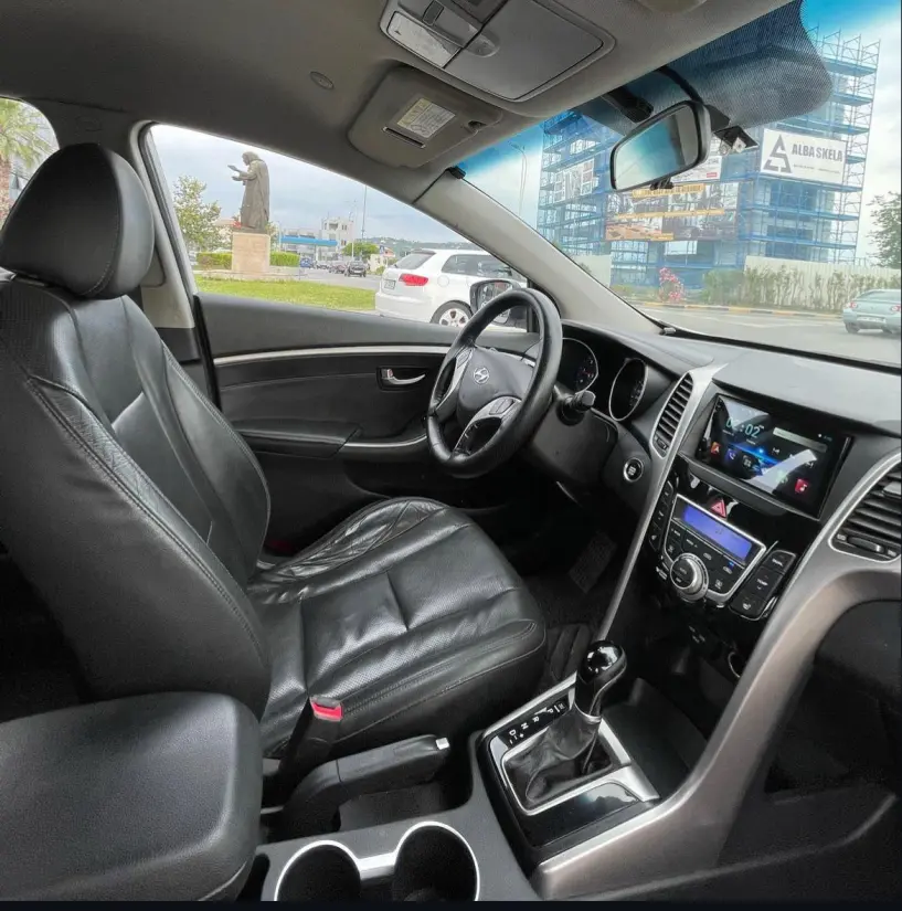 Merrni me qira një makinë në Tirana