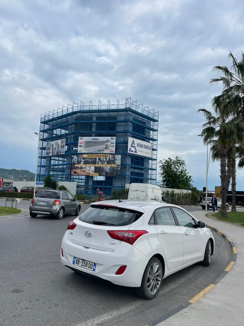 Merrni me qira një makinë në Tirana