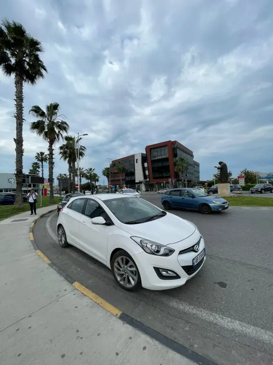 Merrni me qira një Hyundai i30 të vitit 2013 në Tirana