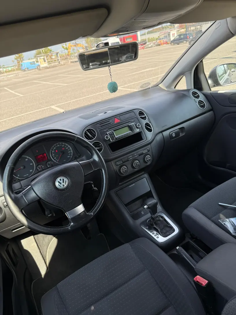 Merrni me qira një makinë në Tirana