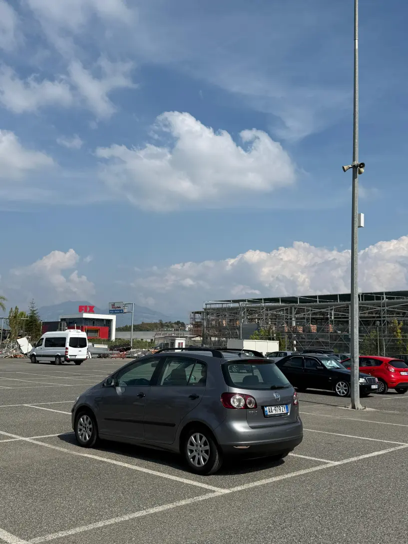 Merrni me qira një makinë në Tirana