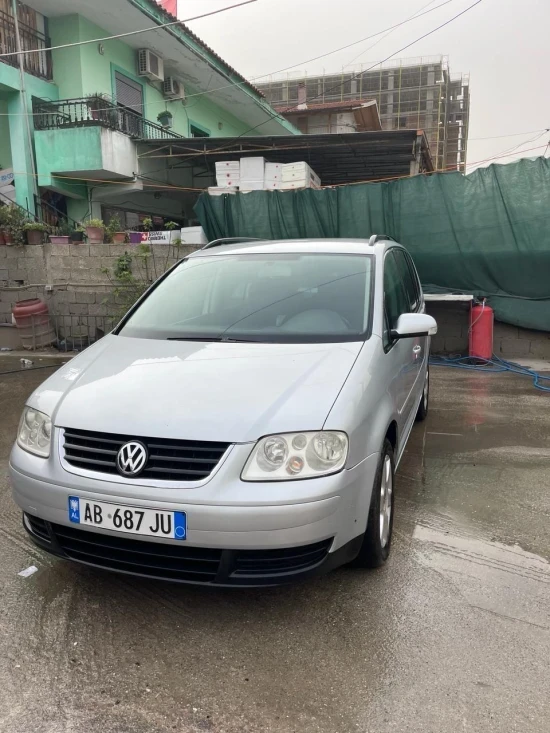 Rent a 2008 Volkswagen Touran in Tirana