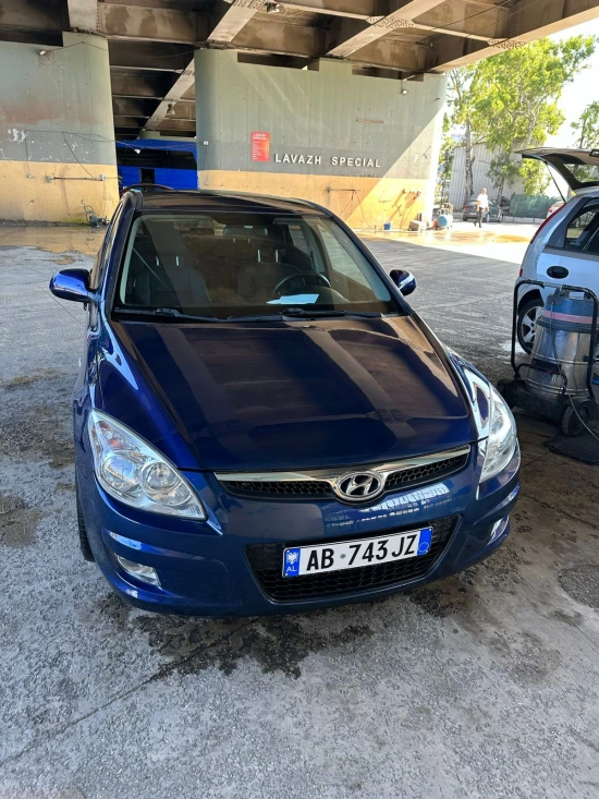 Louer une Hyundai i30 de l'année 2011 à Durrës