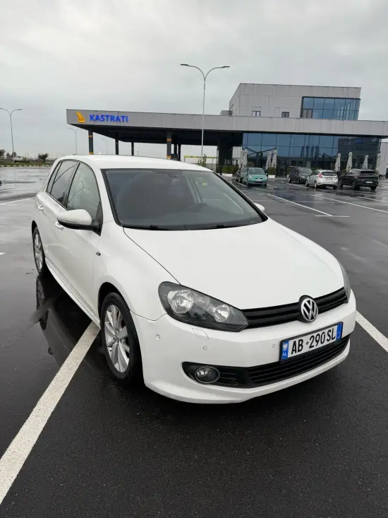 Alquila un 2013 Volkswagen Golf 6 en Durrës