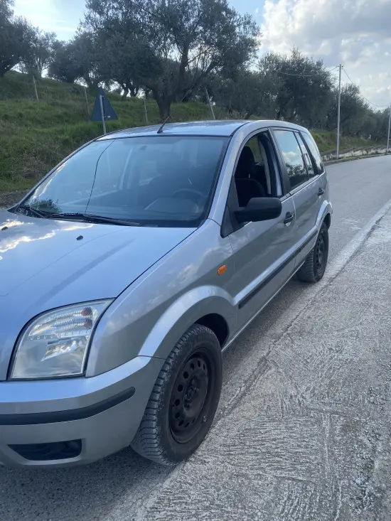 Noleggia una Ford Fusion dell'anno 2008 a Tirana