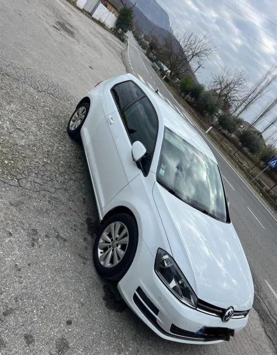Wynajmij Volkswagen Golf 7 z 2017 roku w Tirana