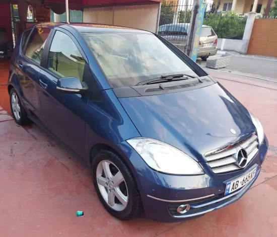 Noleggia una Mercedes-Benz A 160 dell'anno 2009 a Tirana
