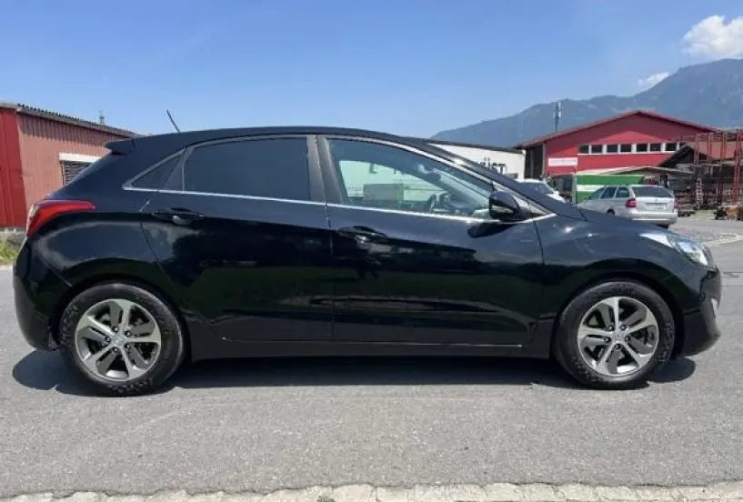 Merrni me qira një makinë në Tirana