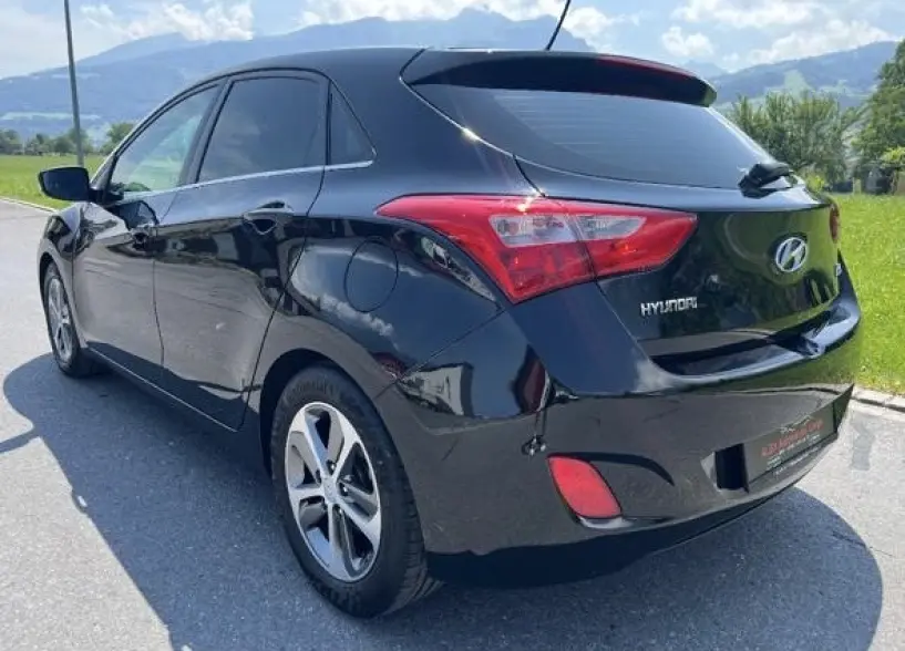 Merrni me qira një makinë në Tirana