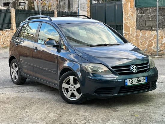 Merrni me qira një Volkswagen Golf Plus të vitit 2008 në Tirana