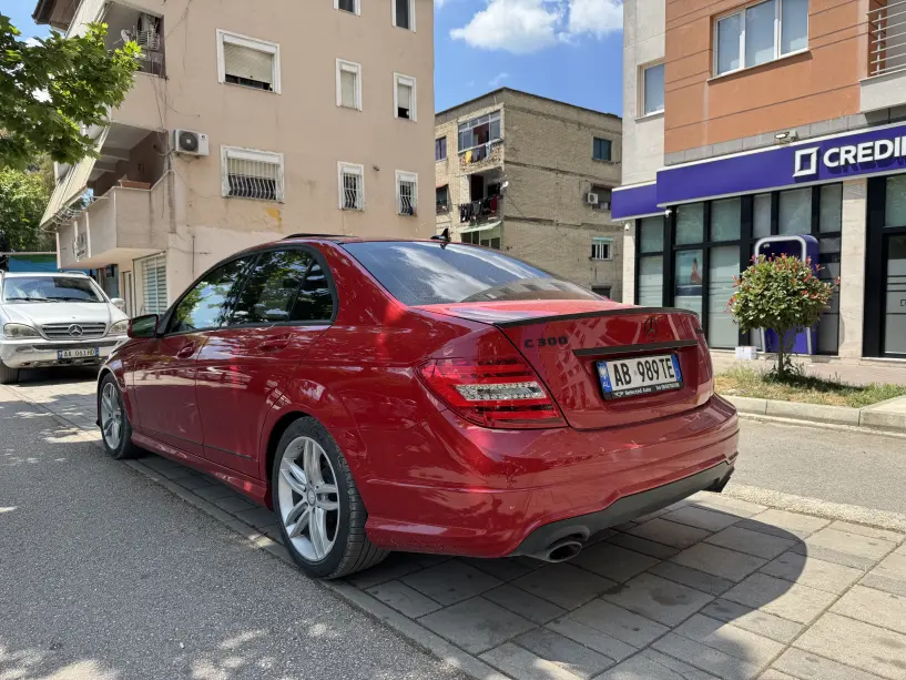 Wynajmij samochód w Tirana