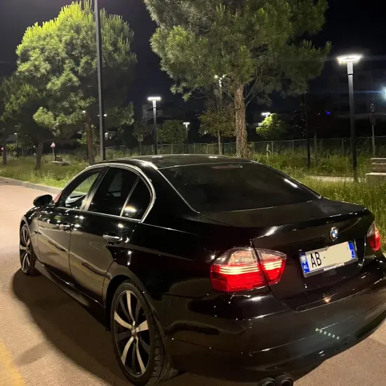 Alquila un 2006 BMW 320 en Tirana