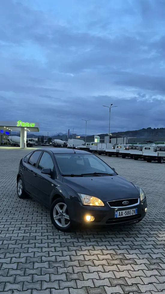 Louer une Ford Focus de l'année 2007 à Durrës