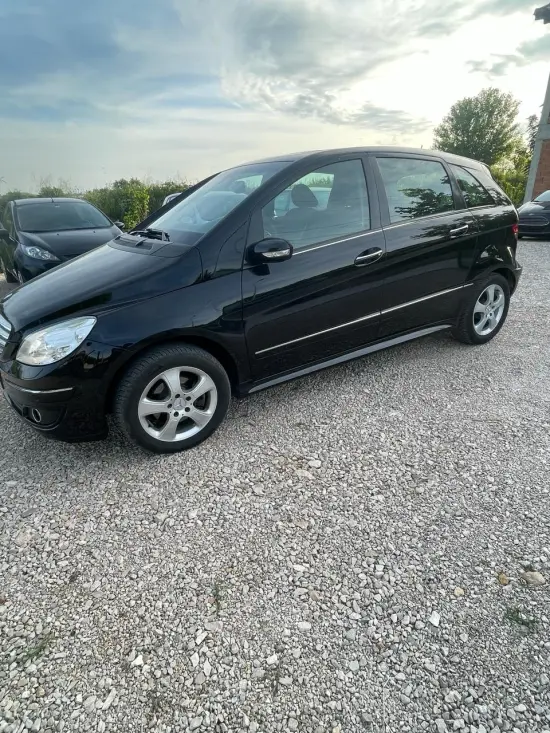 Wynajmij Mercedes-Benz B 180 z 2009 roku w Tirana