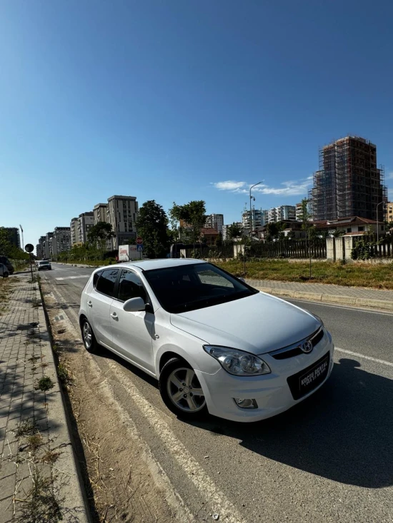 Noleggia una Hyundai i30 dell'anno 2008 a Tirana