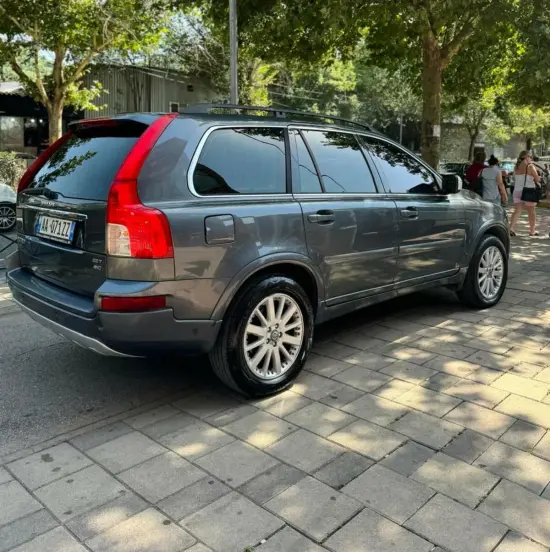 Louer une Volvo XC90 de l'année 2009 à Tirana