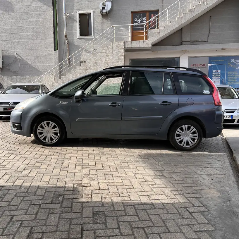 Wynajmij samochód w Tirana Wynajmij samochód w Tirana