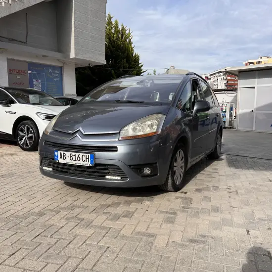 Alquila un 2008 Citroën C4 Picasso en Tirana