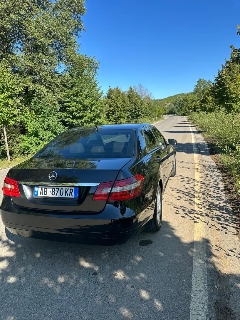 Merrni me qira një makinë në Sarandë