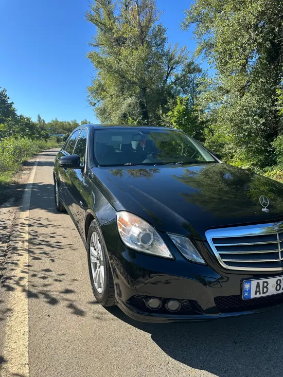 Merrni me qira një Mercedes-Benz E 220 të vitit 2010 në Sarandë